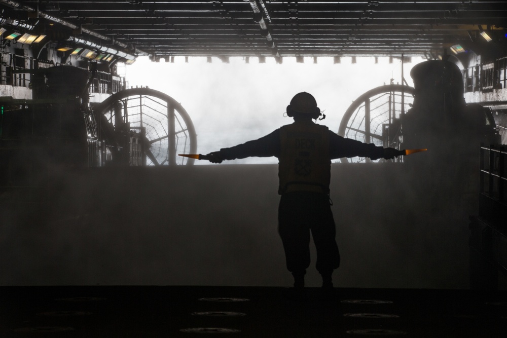 LCACs arrive aboard USS Iwo Jima (LHD 7)