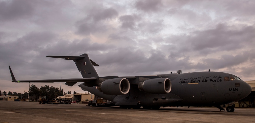 Qatar Emiri Air Force works with U.S. Air Force to move cargo