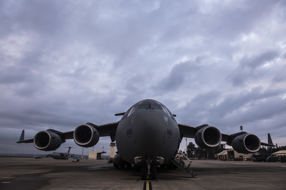 Qatar Emiri Air Force works with U.S. Air Force to move cargo