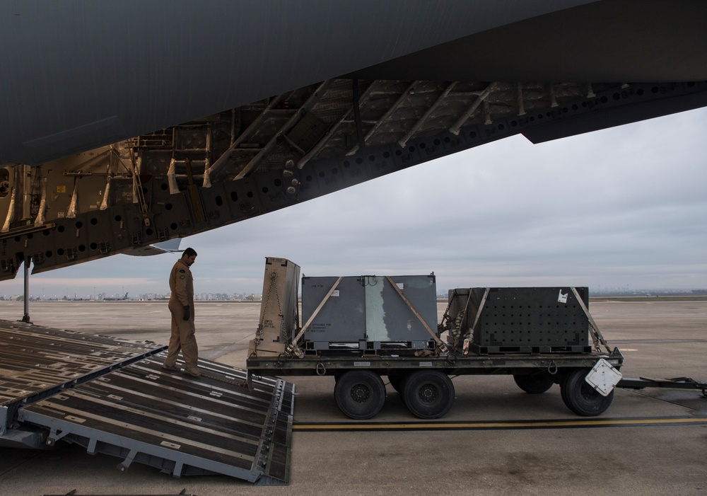 Qatar Emiri Air Force works with U.S. Air Force to move cargo