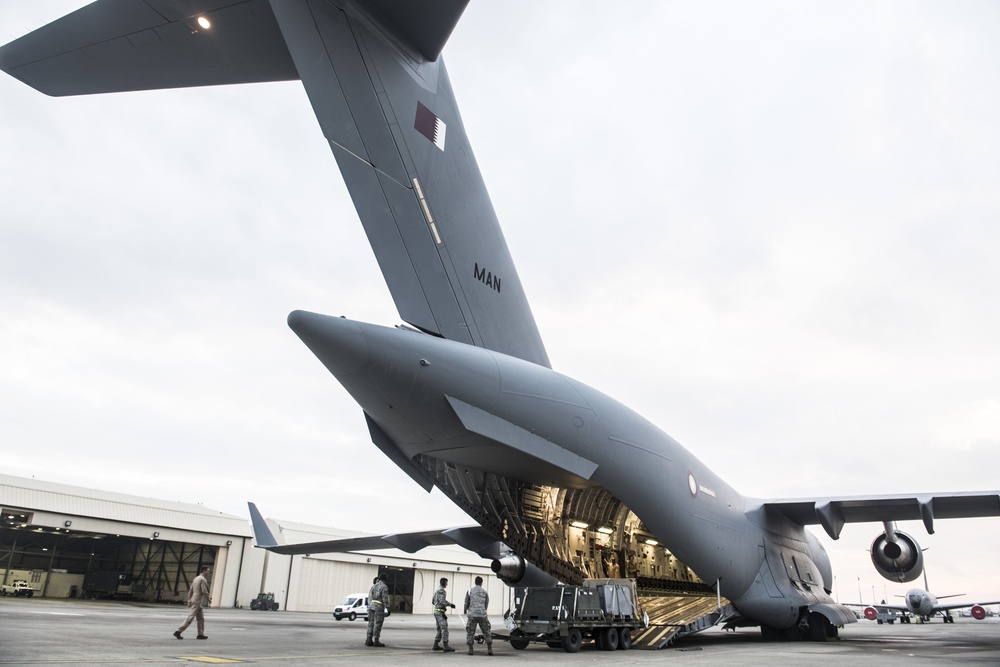 Qatar Emiri Air Force works with U.S. Air Force to move cargo