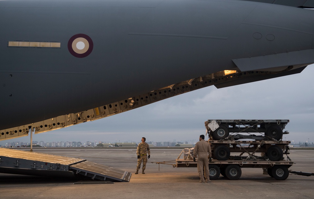 Qatar Emiri Air Force works with U.S. Air Force to move cargo