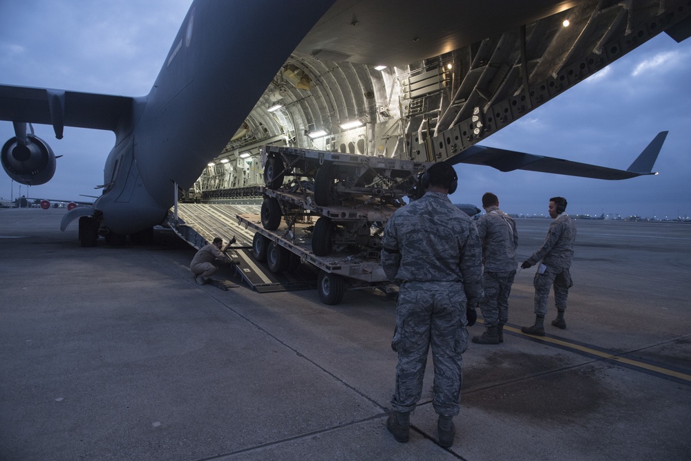 Qatar Emiri Air Force works with U.S. Air Force to move cargo