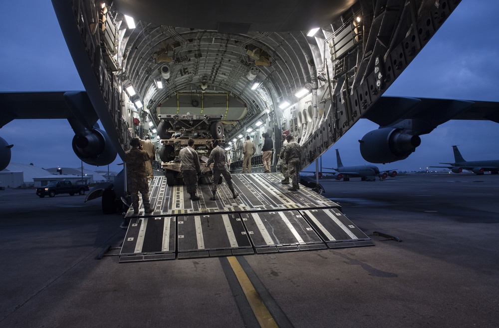 Qatar Emiri Air Force works with U.S. Air Force to move cargo