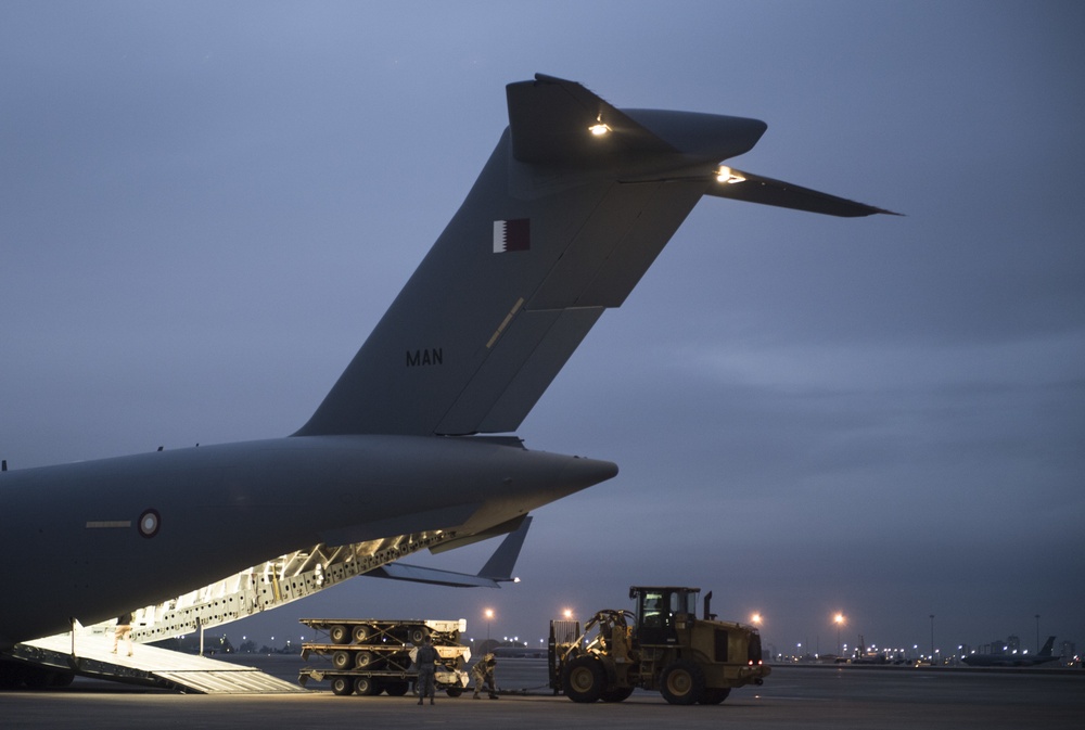 Qatar Emiri Air Force works with U.S. Air Force to move cargo