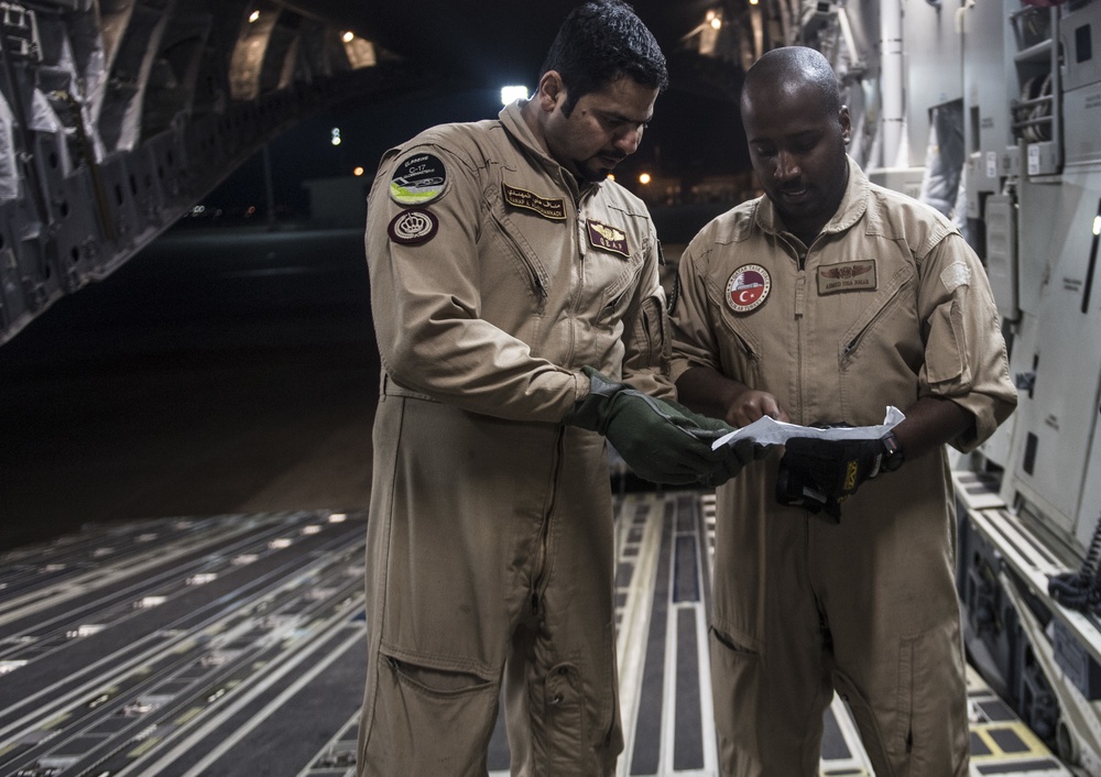 Qatar Emiri Air Force works with U.S. Air Force to move cargo