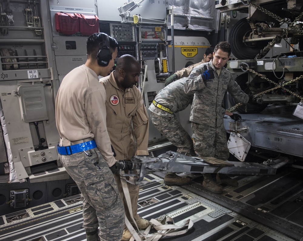 Qatar Emiri Air Force works with U.S. Air Force to move cargo