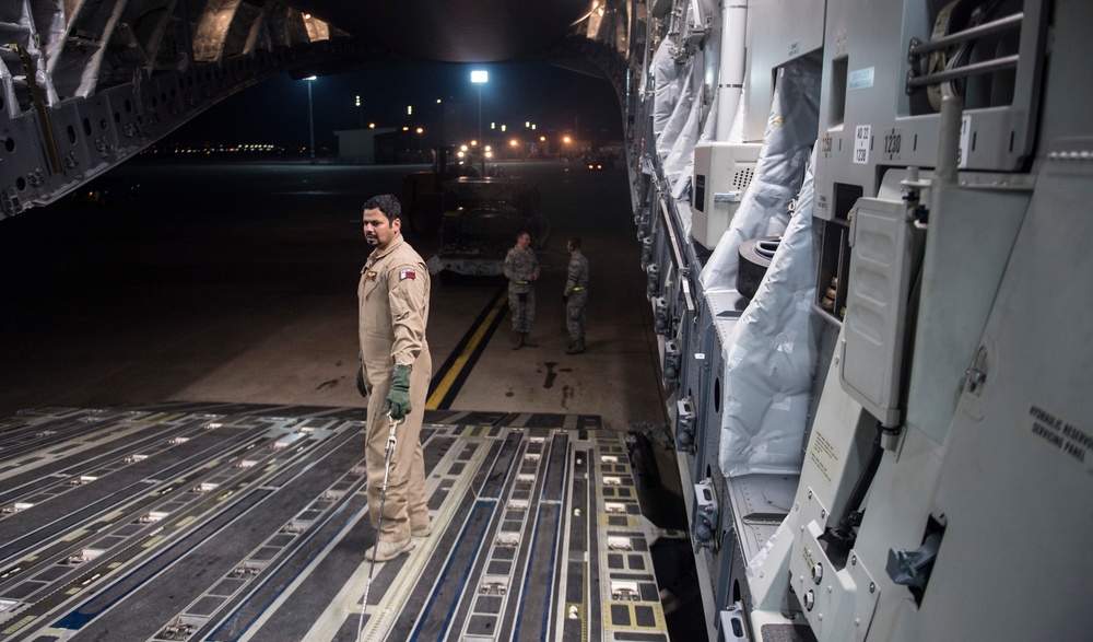 Qatar Emiri Air Force works with U.S. Air Force to move cargo