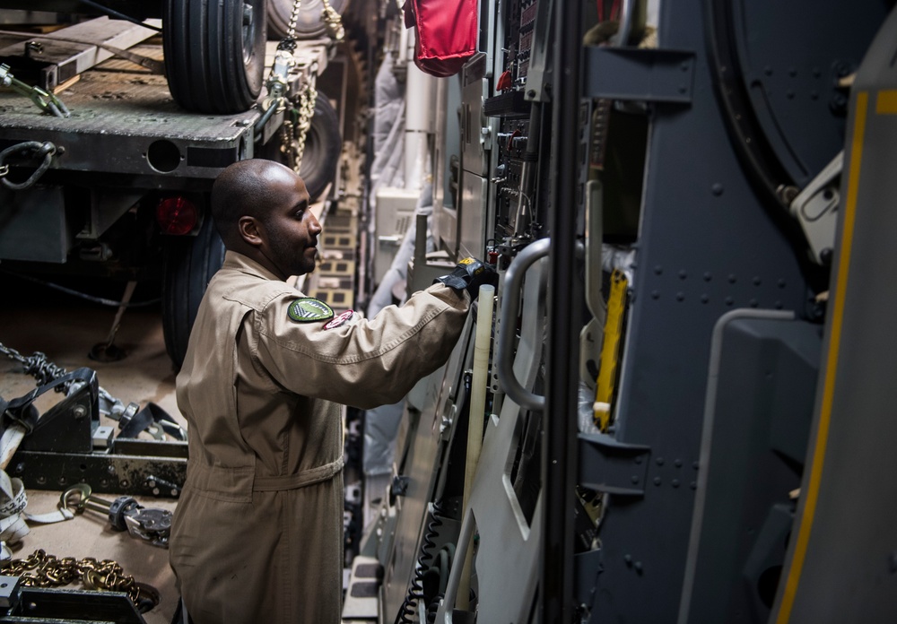 Qatar Emiri Air Force works with U.S. Air Force to move cargo