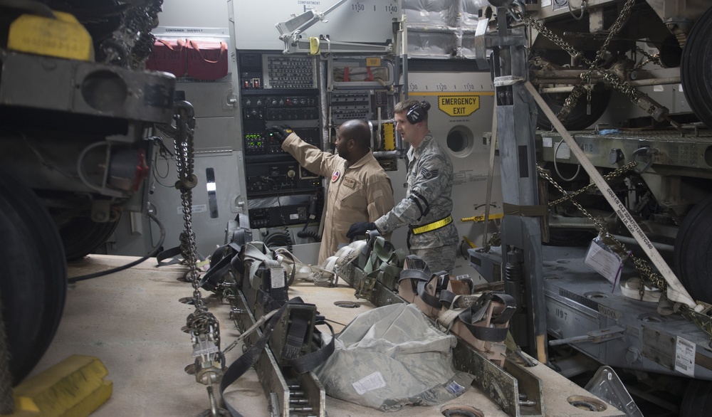 Qatar Emiri Air Force works with U.S. Air Force to move cargo