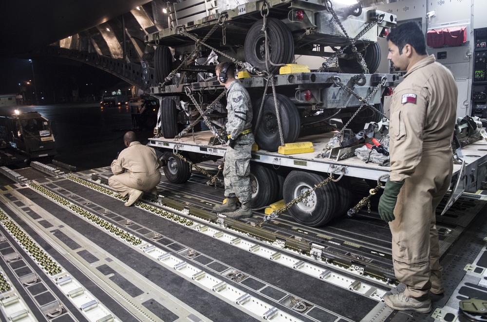 Qatar Emiri Air Force works with U.S. Air Force to move cargo