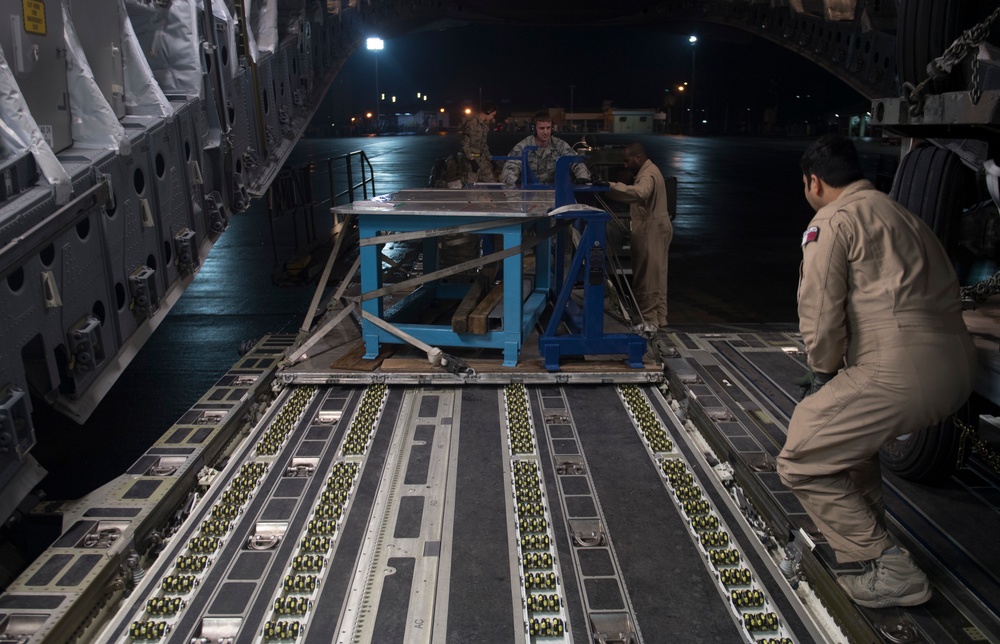 Qatar Emiri Air Force works with U.S. Air Force to move cargo