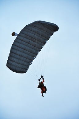 Phoenix recruiting leadership visits Military Freefall School in Yuma