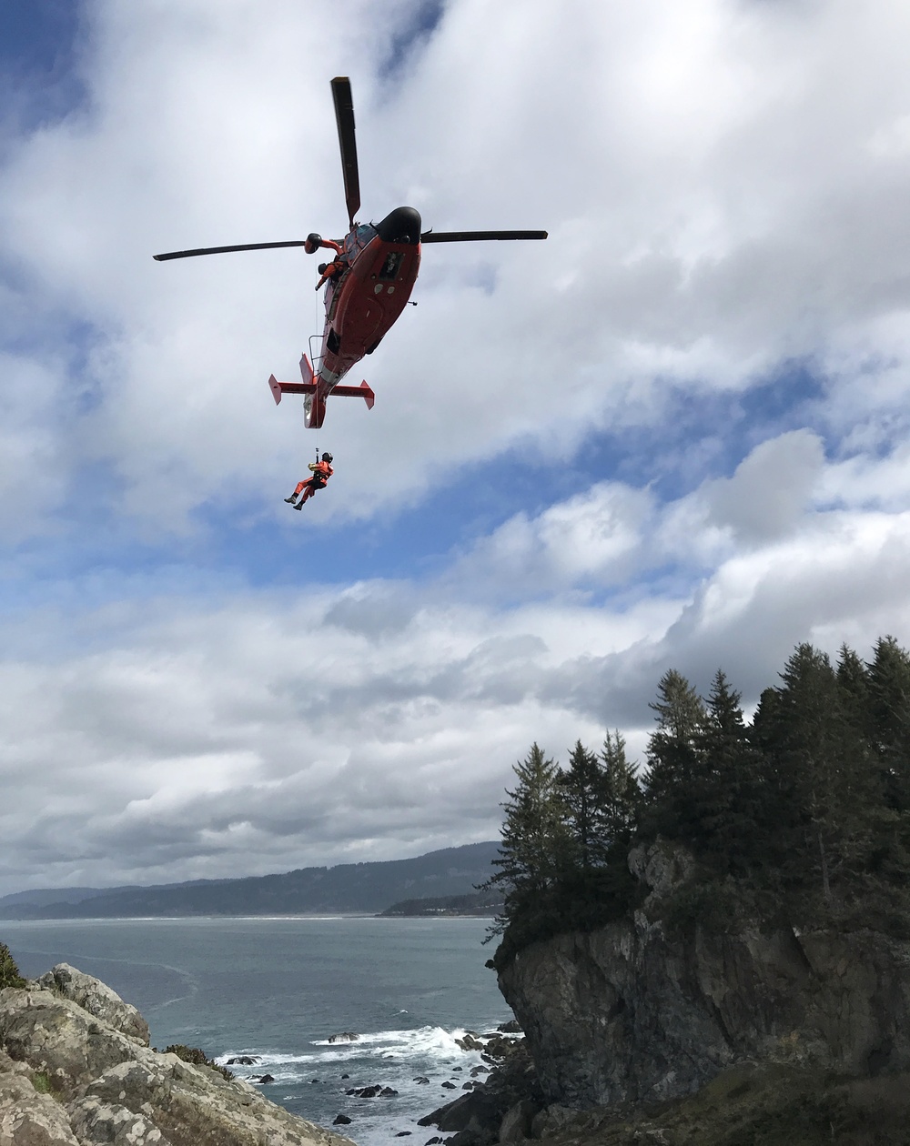 Coast Guard Sector Humboldt Bay conducts cliff-rescue training