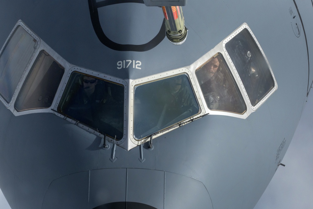 KC-10 refueling