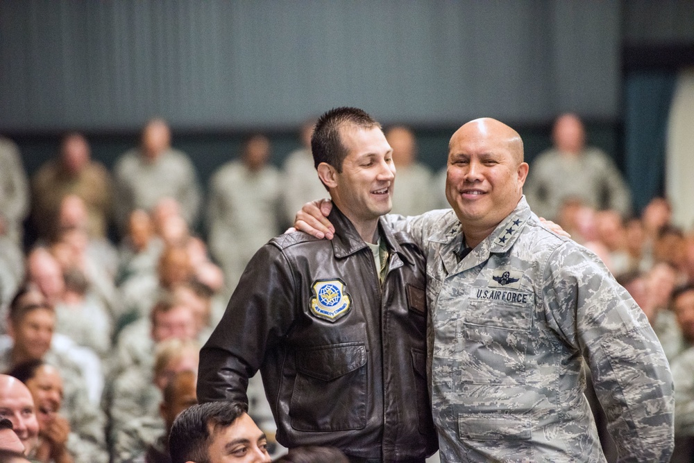 18th AF Commander visits Travis