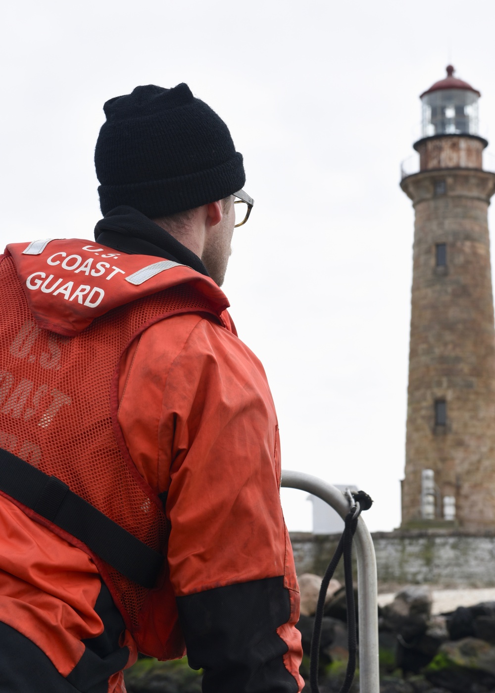 Coast Guard conducts maintenance on Little Gull Island Light