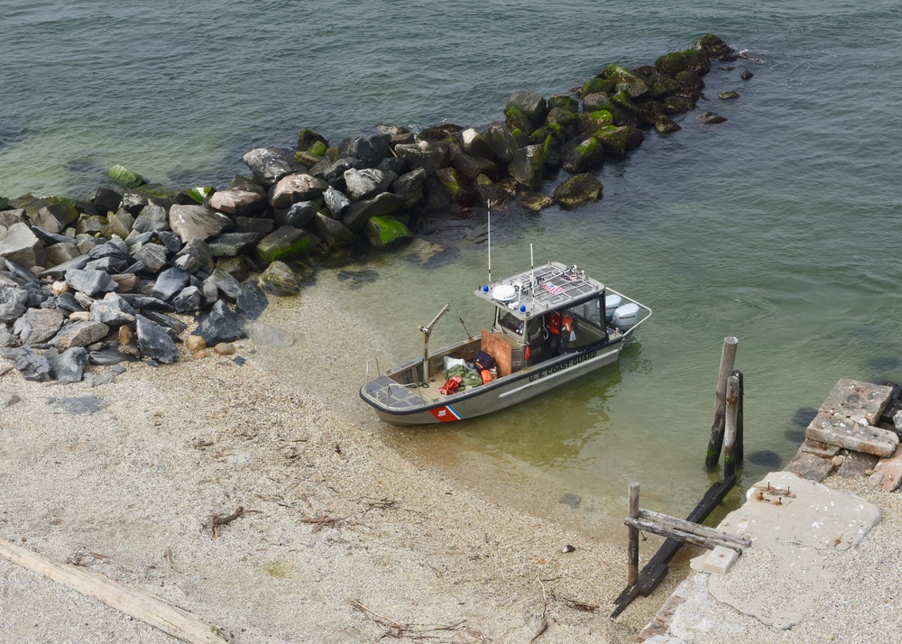 Coast Guard conducts maintenance on Little Gull Island Light