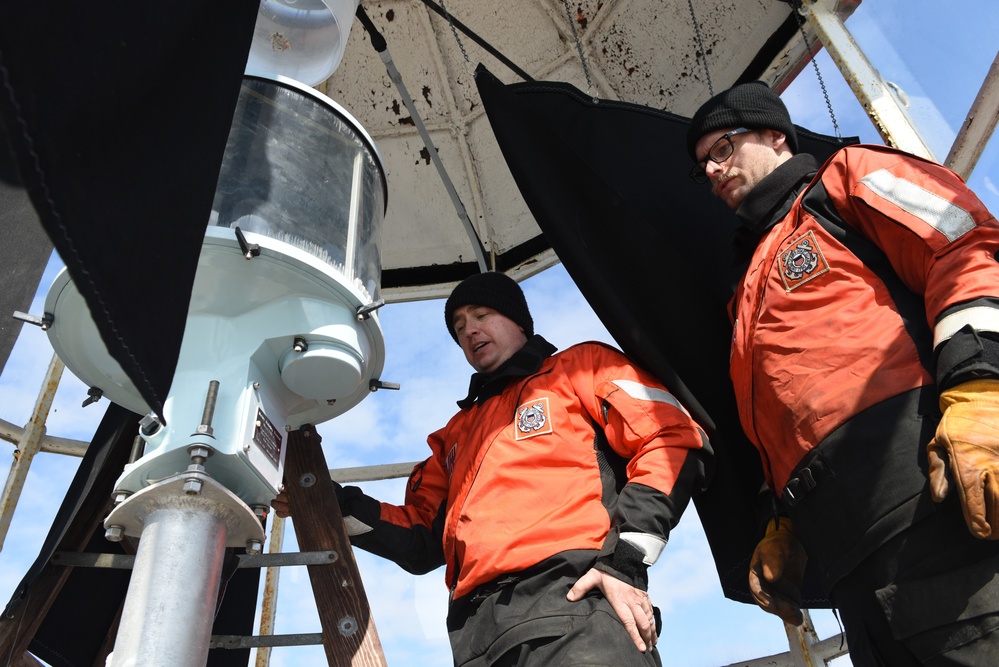 Coast Guard conducts maintenance on Little Gull Island Light