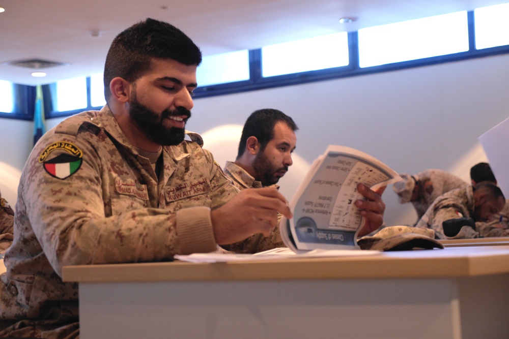 U.S. and Kuwaiti Marines share best practices