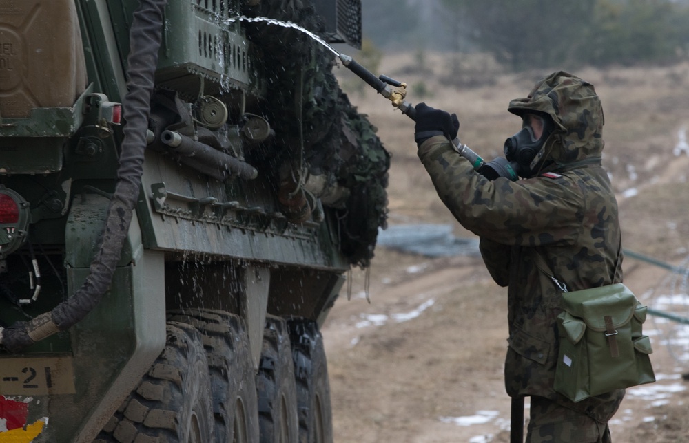 Polish, US soldiers perform chemical decontamination training