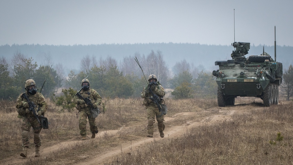 Polish, US soldiers perform chemical decontamination training