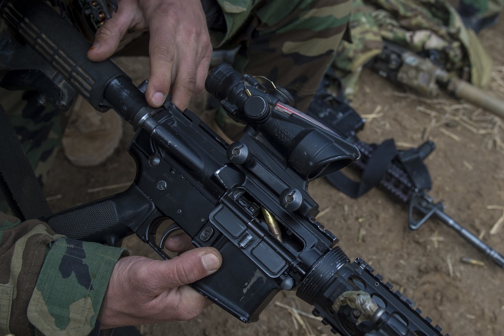 Commandos conduct weapons training in Kunduz