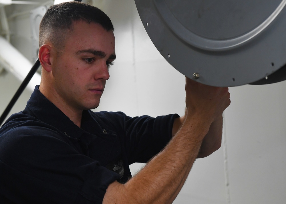 Sterett Sailors Perform Maintenance