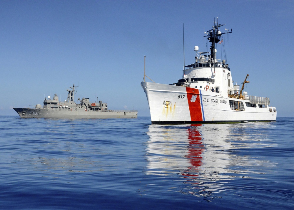 Coast Guard Cutter Vigilant meets, trains with Mexican Naval ship Oaxaca