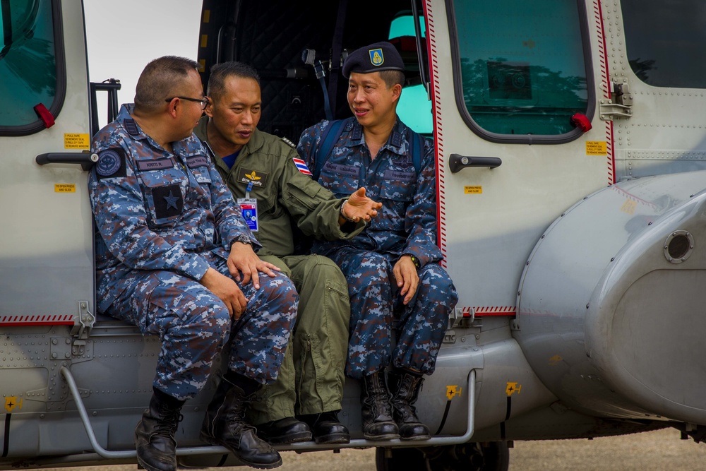 Cobra Gold 18: EC275 Landing and Display