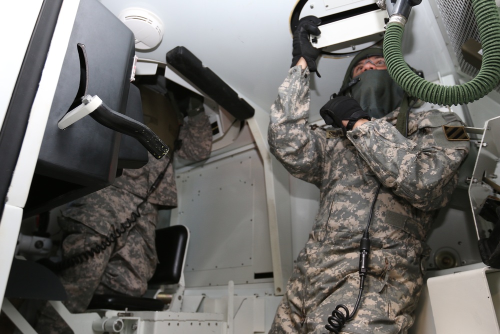 Armor crews build on proficiency through simulations