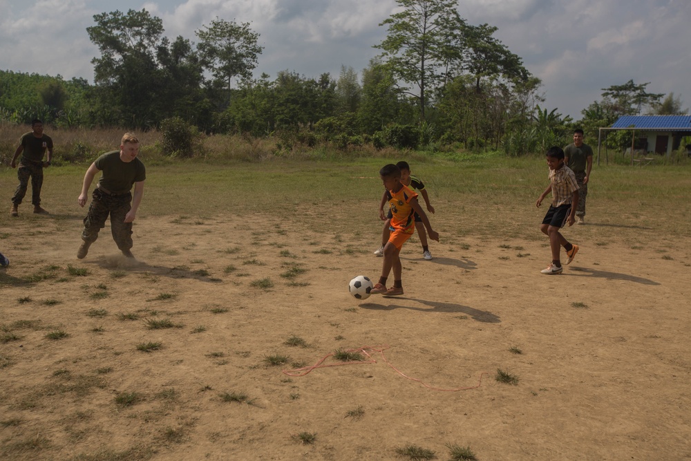 Americas Battalion visit local Thai school