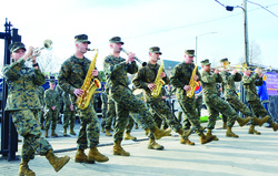 Quantico Marine Corps Band strikes up some jazzy tunes at Mardi Gras [Image 5 of 7]