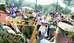 Quantico Marine Corps Band strikes up some jazzy tunes at Mardi Gras [Image 6 of 7]
