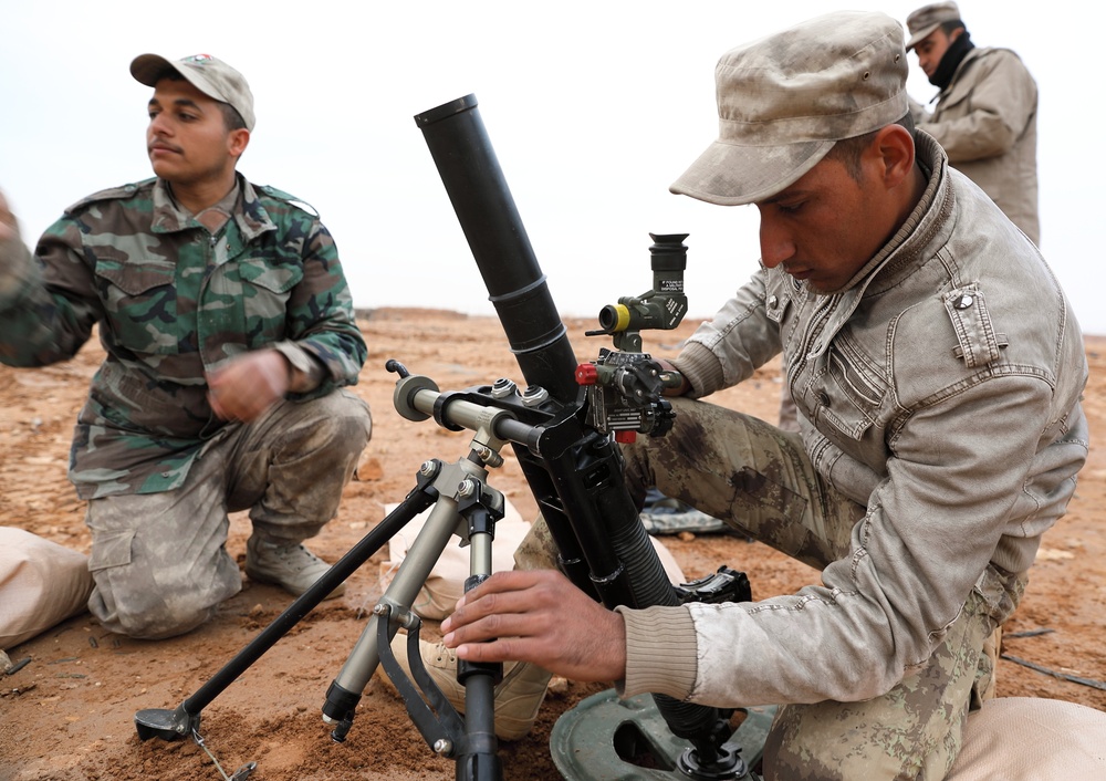 Iraqi soldiers train with BPC on the mortar and RPG