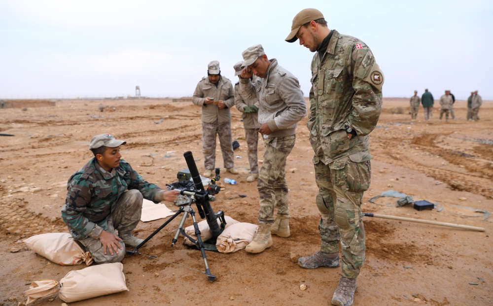 Iraqi soldiers train with BPC on the mortar and RPG