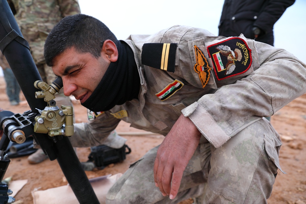 Iraqi soldiers train with BPC on the mortar and RPG