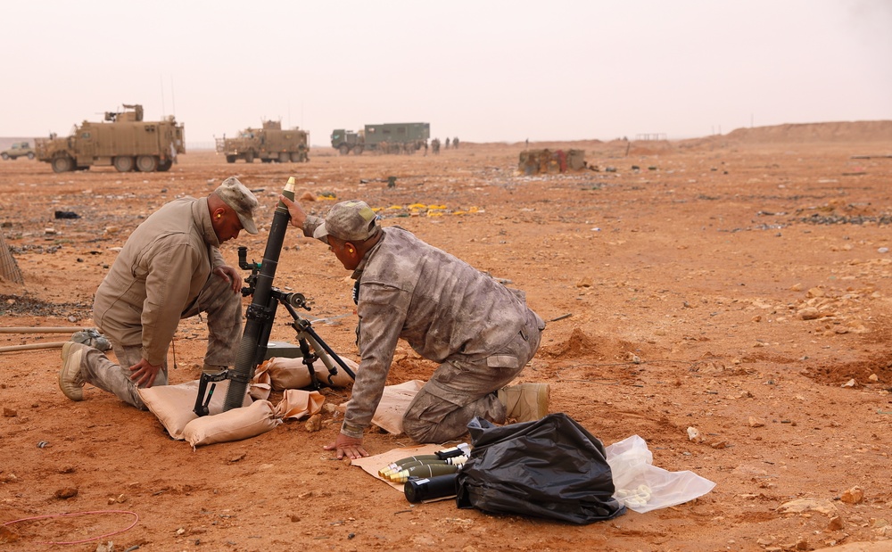 Iraqi soldiers train with BPC on the mortar and RPG