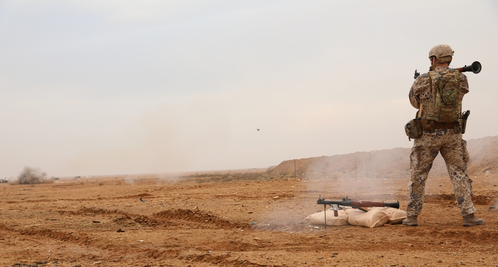 Iraqi soldiers train with BPC on the mortar and RPG