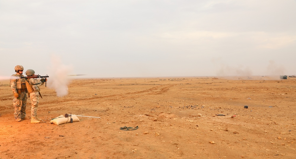 Iraqi soldiers train with BPC on the mortar and RPG