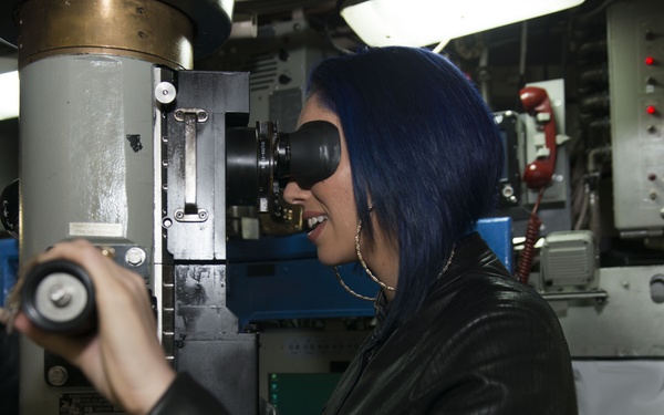 Actress and Singer Visits SSBN Sailors at Bangor