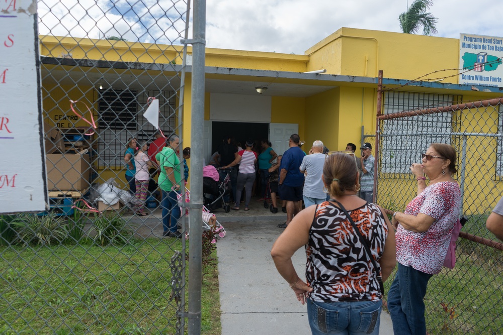 Community Organization Distributes Commodities in Cataño