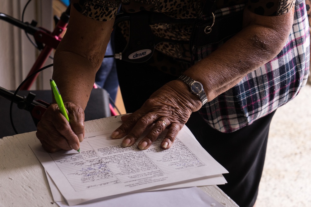Community Organization Distributes Commodities in Cataño