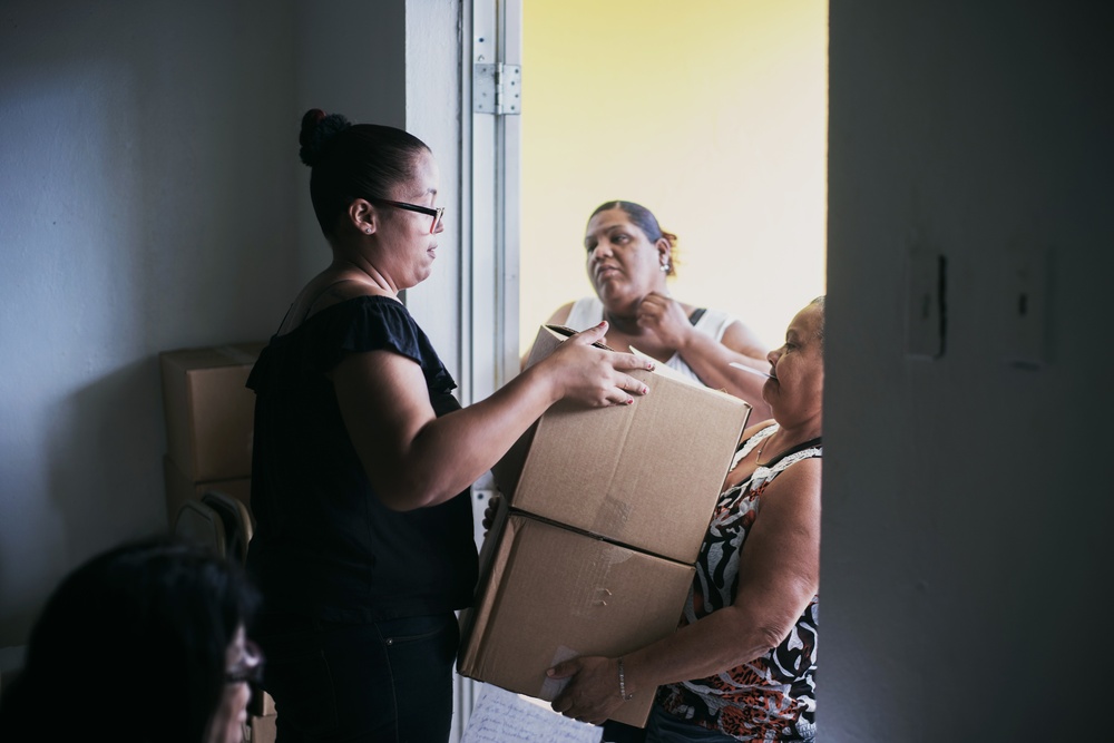 Community Organization Distributes Commodities in Cataño