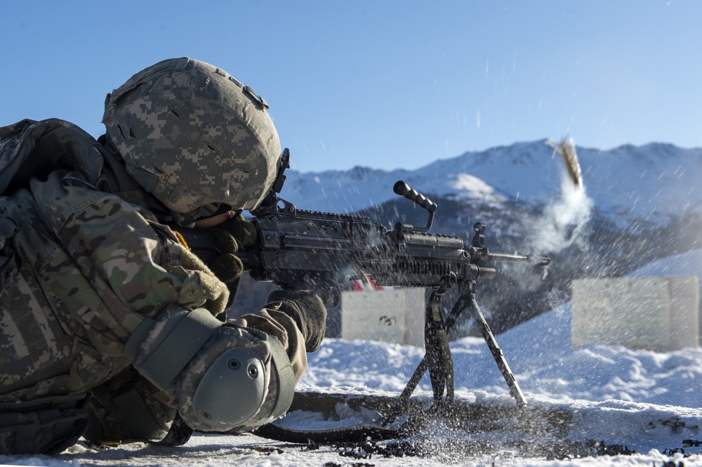 17th Combat Sustainment Support Battalion Soldiers conduct M249 light machine gun training