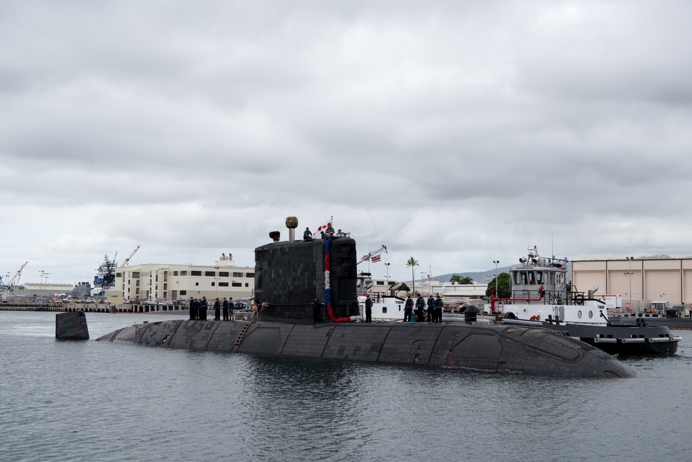 HMCS Chicoutimi SSK 879 Arrives in Pearl Harbor