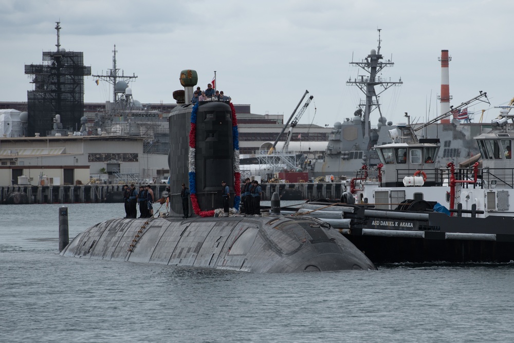 HMCS Chicoutimi SSK 879 Arrives in Pearl Harbor