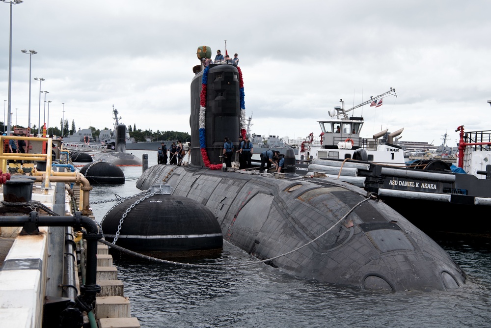 HMCS Chicoutimi SSK 879 Arrives in Pearl Harbor