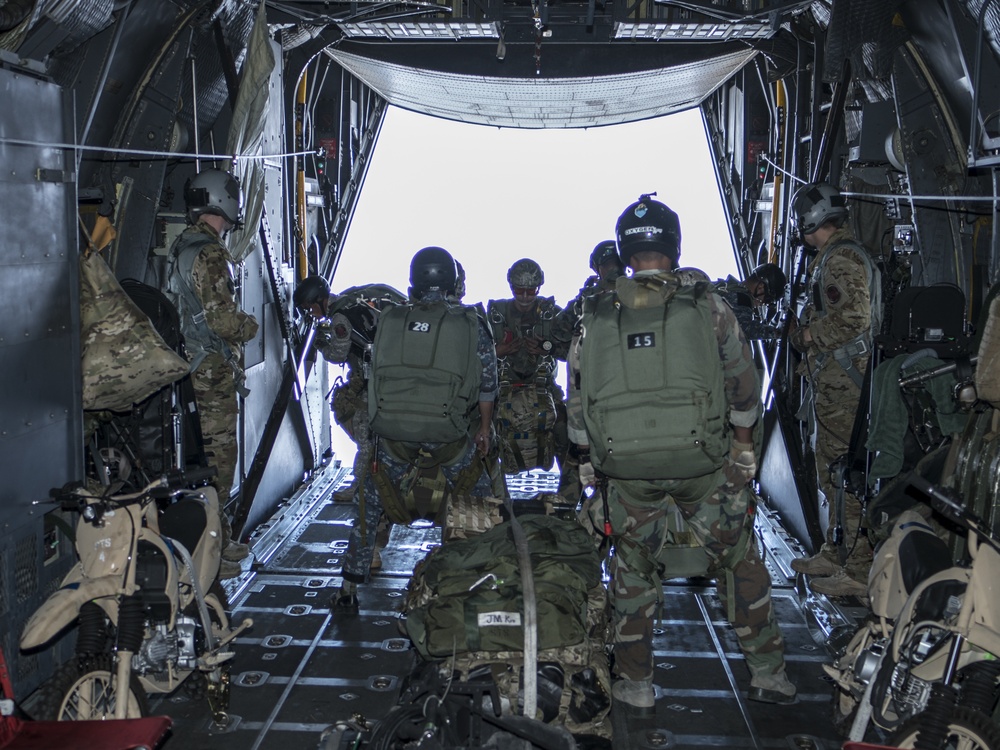 320th STS conducts military free fall with Thai partners