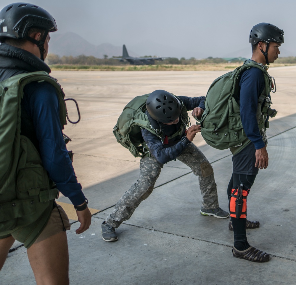 320th STS exercises water recovery operations with Thai partners